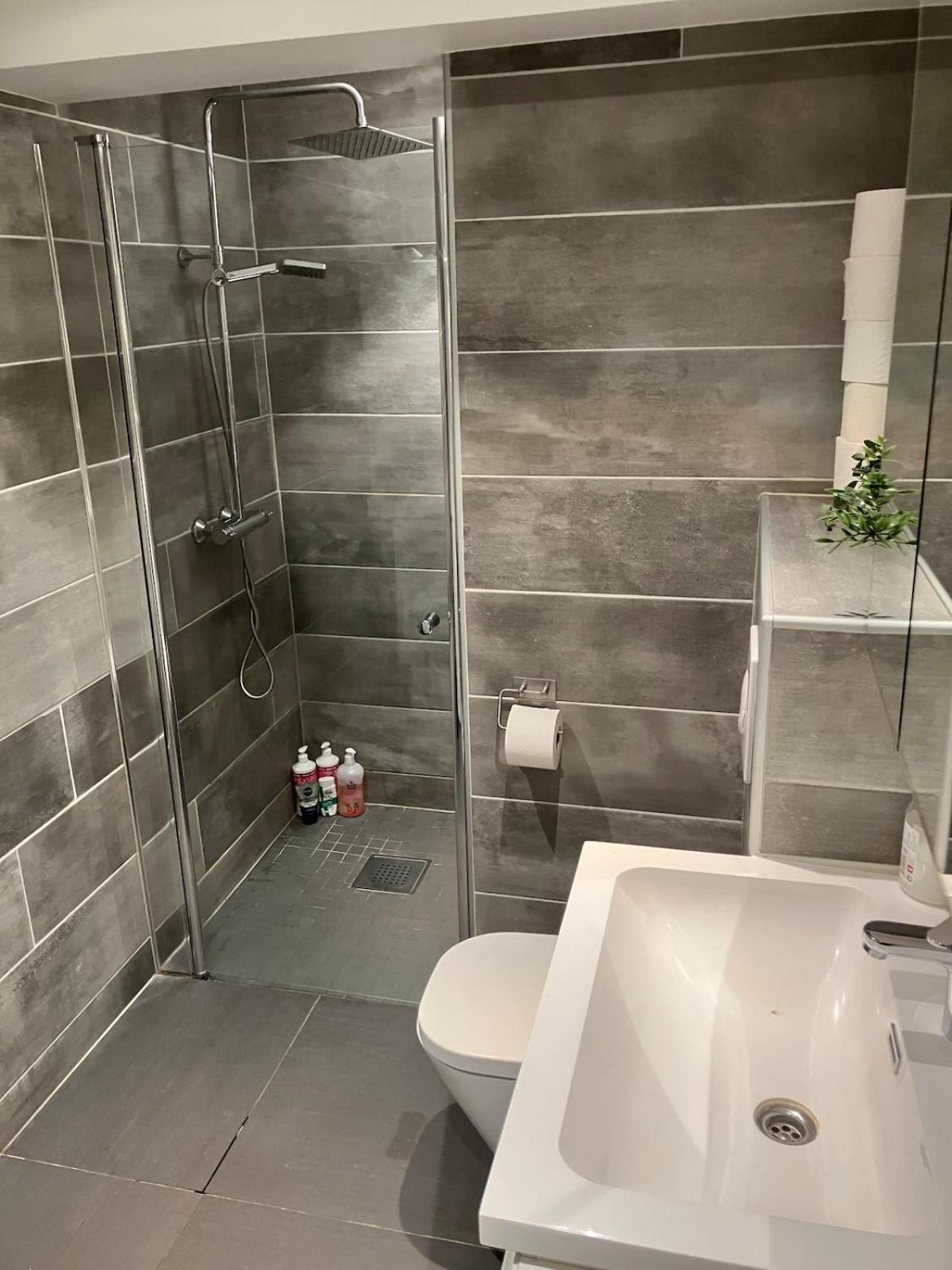3br Penthouse In Center With Free Parking Lägenhet